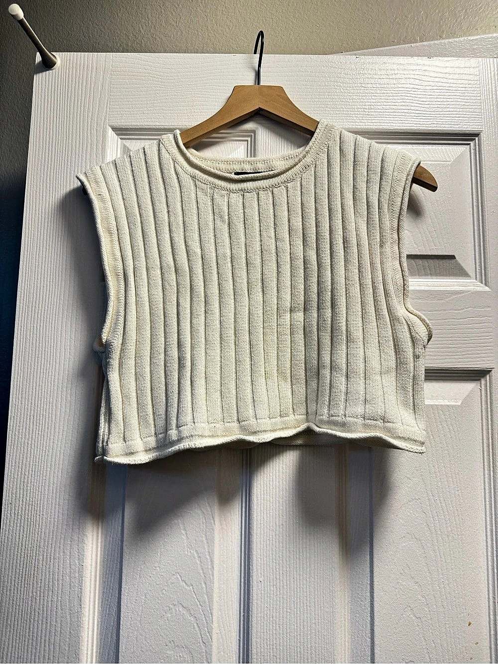 Forever 21 Ribbed Sleeveless Sweater in Cream Size Medium